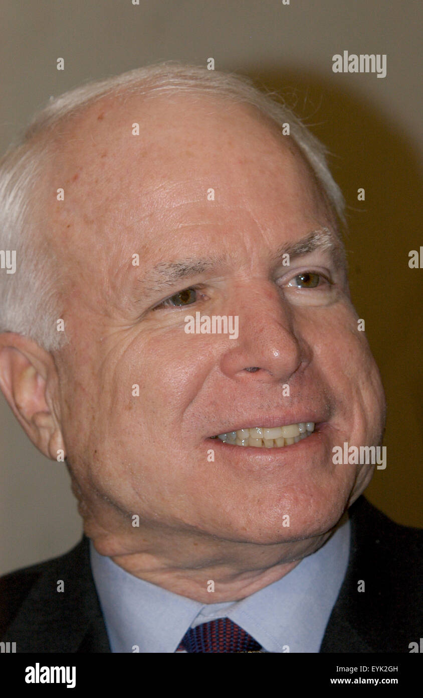 Senator John McCain (R -AZ) spricht mit den Medien vor das Black Tie 60. jährliche Radio und Fernsehen Correspondents Association Dinner in Washington. US-Präsident George W. Bush war der Ehrengast bei der Veranstaltung. Stockfoto