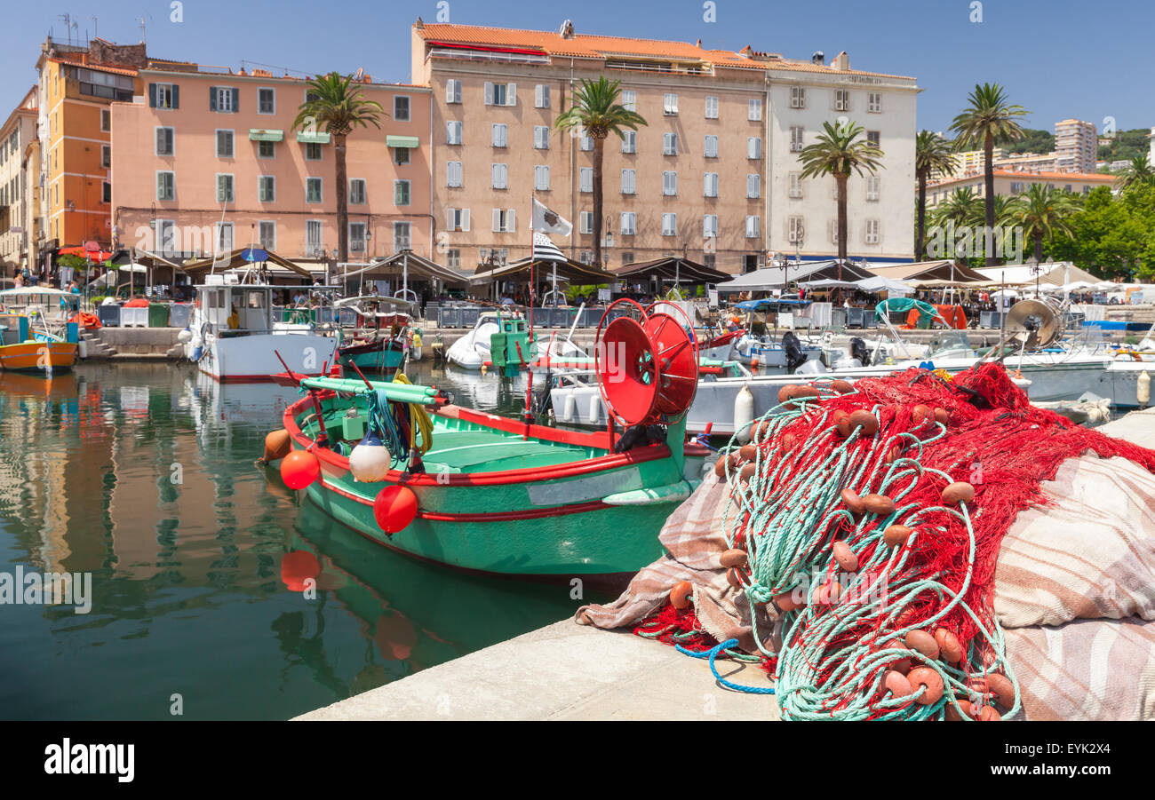 Bunte Angeln net legen im Hafen von Ajaccio auf Korsika. Nahaufnahme Foto mit selektiven Fokus auf einen Vordergrund Stockfoto