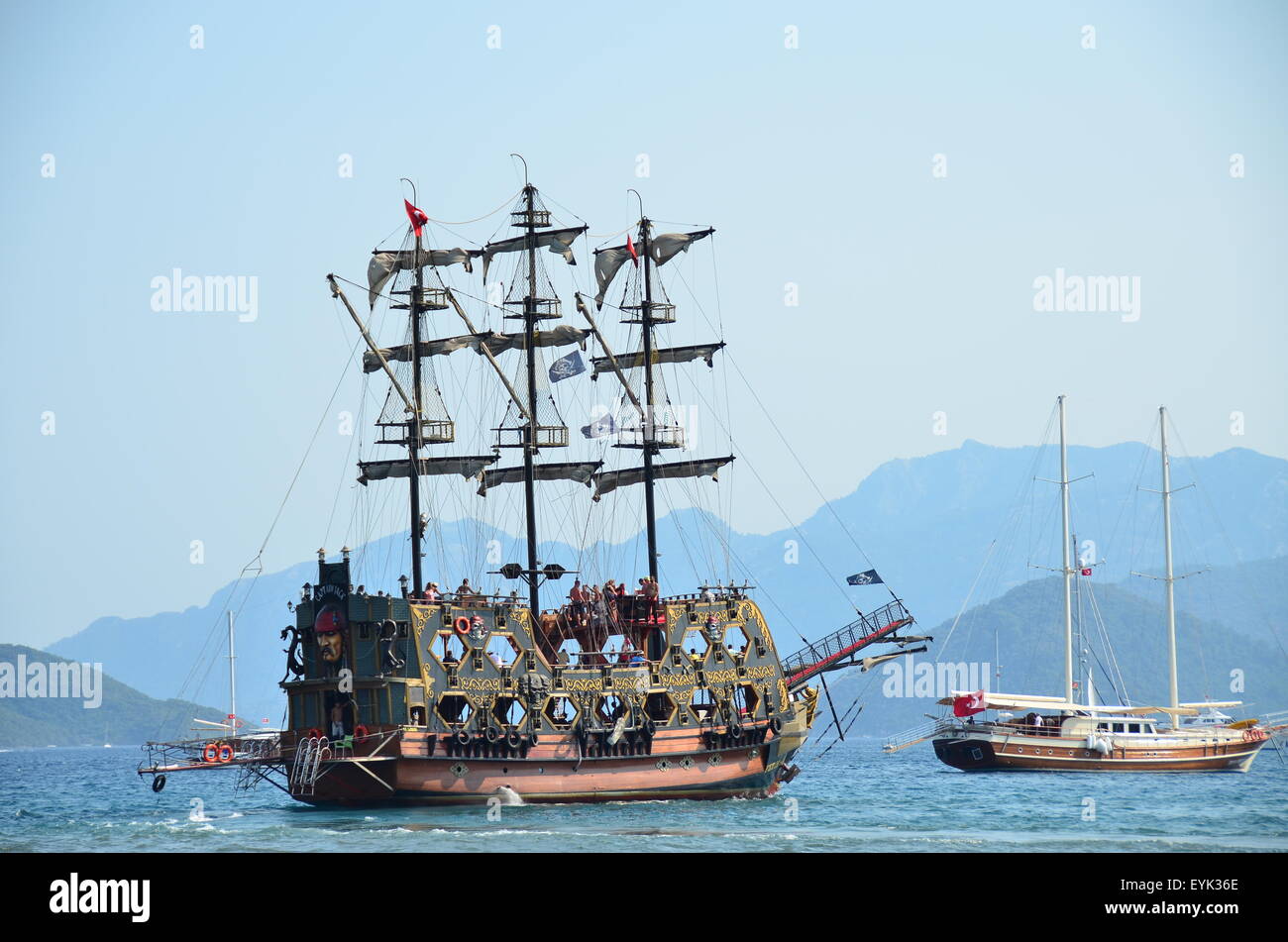 Großes Piratenschiff, die Touristen täglich all inclusive Bootsfahrten rund um die Küste von Marmaris, Türkei auf. Stockfoto