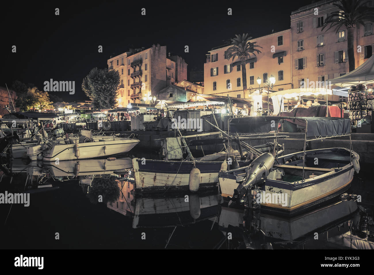Kleine hölzerne Fischerboote vertäut im Hafen von Ajaccio, Korsika, Frankreich. Vintage getönten Nacht Foto mit alten Stil filter Stockfoto