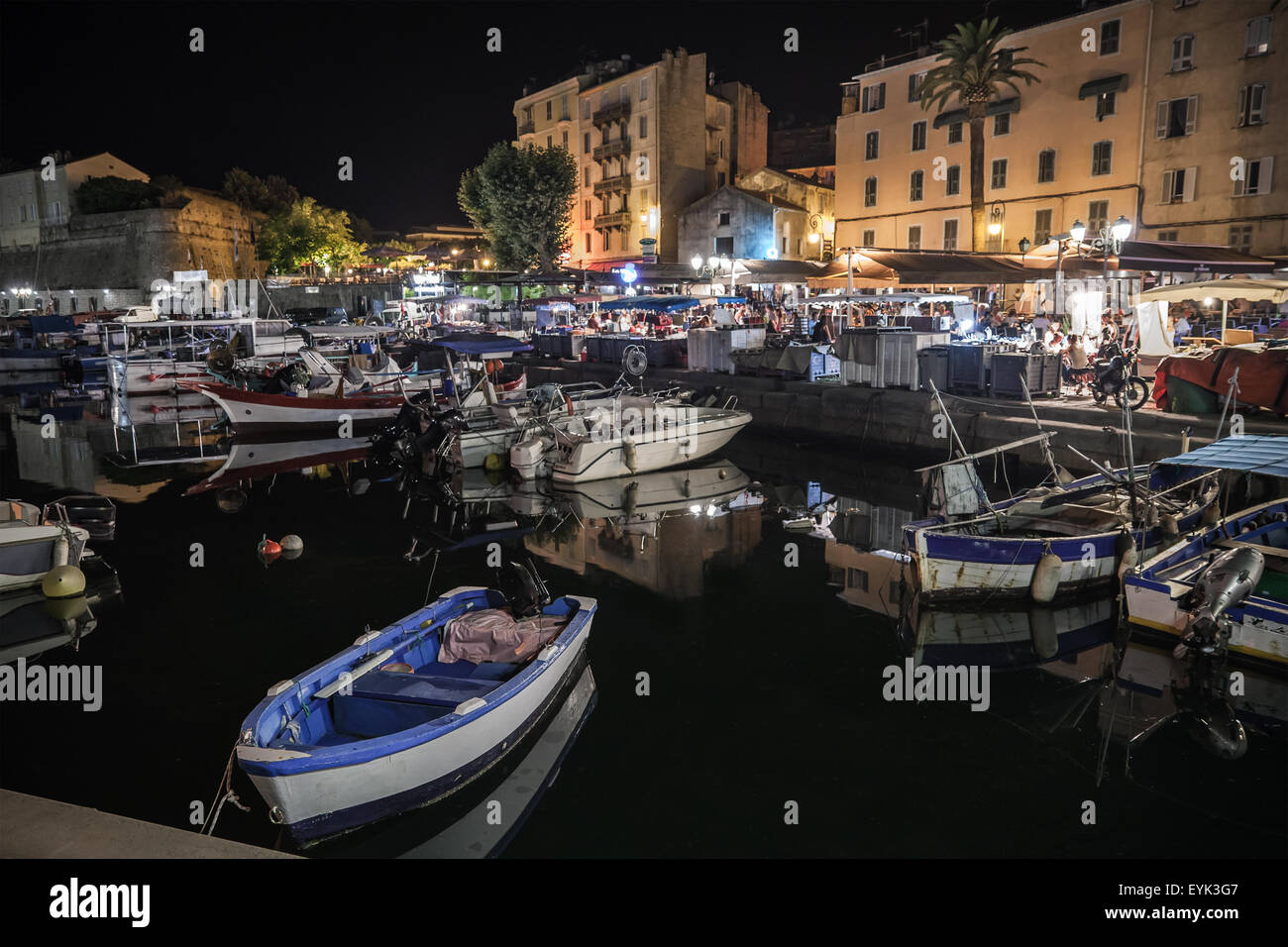 Kleine hölzerne Fischerboote vertäut im Hafen von Ajaccio, Korsika, Frankreich Stockfoto