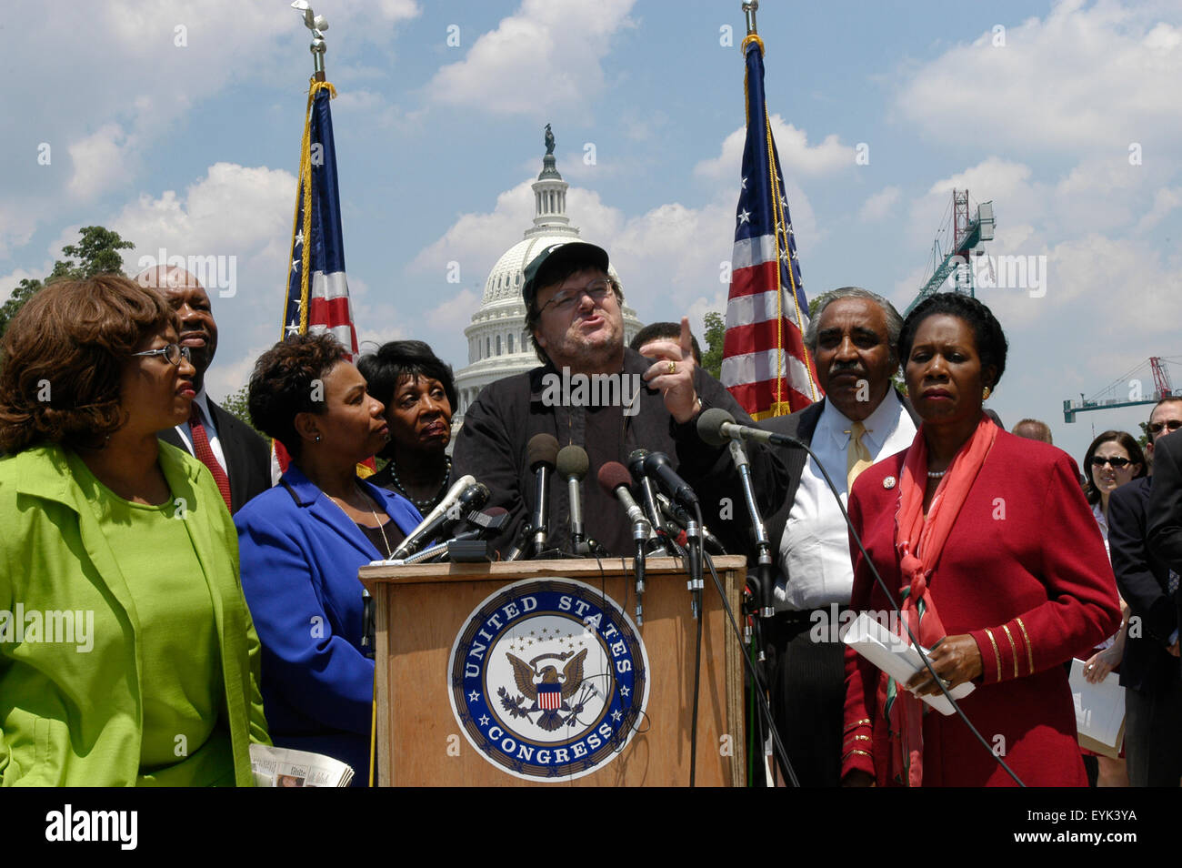 Filmemacher Michael Moore spricht während einer Pressekonferenz am Kapitol in Washington DC. Die Premiere seines neuen Films "Fahrenheit 9/11' sendet US politische Temperaturen an den Siedepunkt in einem angespannten Wahljahr. Stockfoto