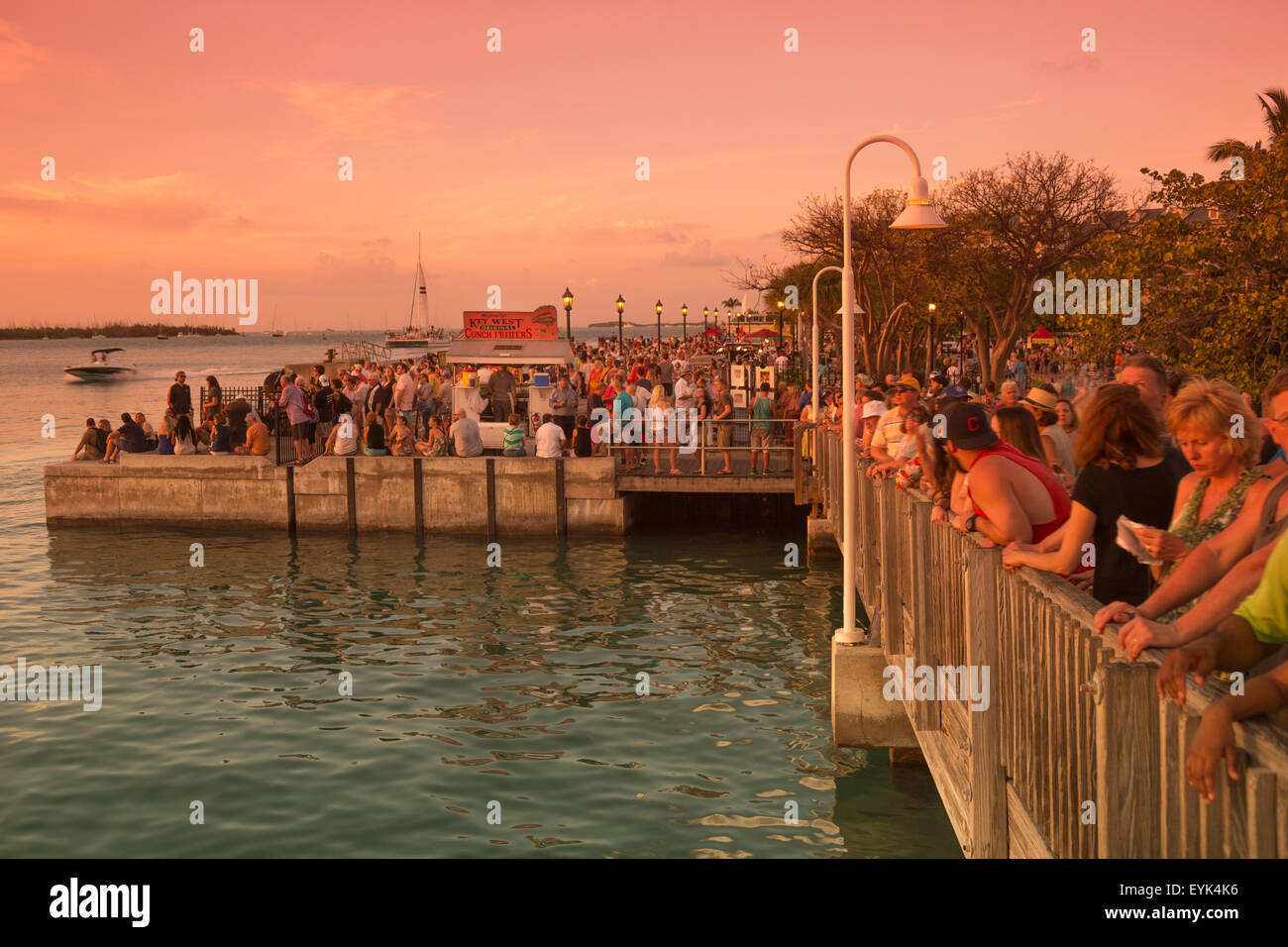 TOURISTEN BEOBACHTEN SONNENUNTERGANG MALLORY SQUARE ALTSTADT ALTSTADT KEY WEST FLORIDA USA Stockfoto