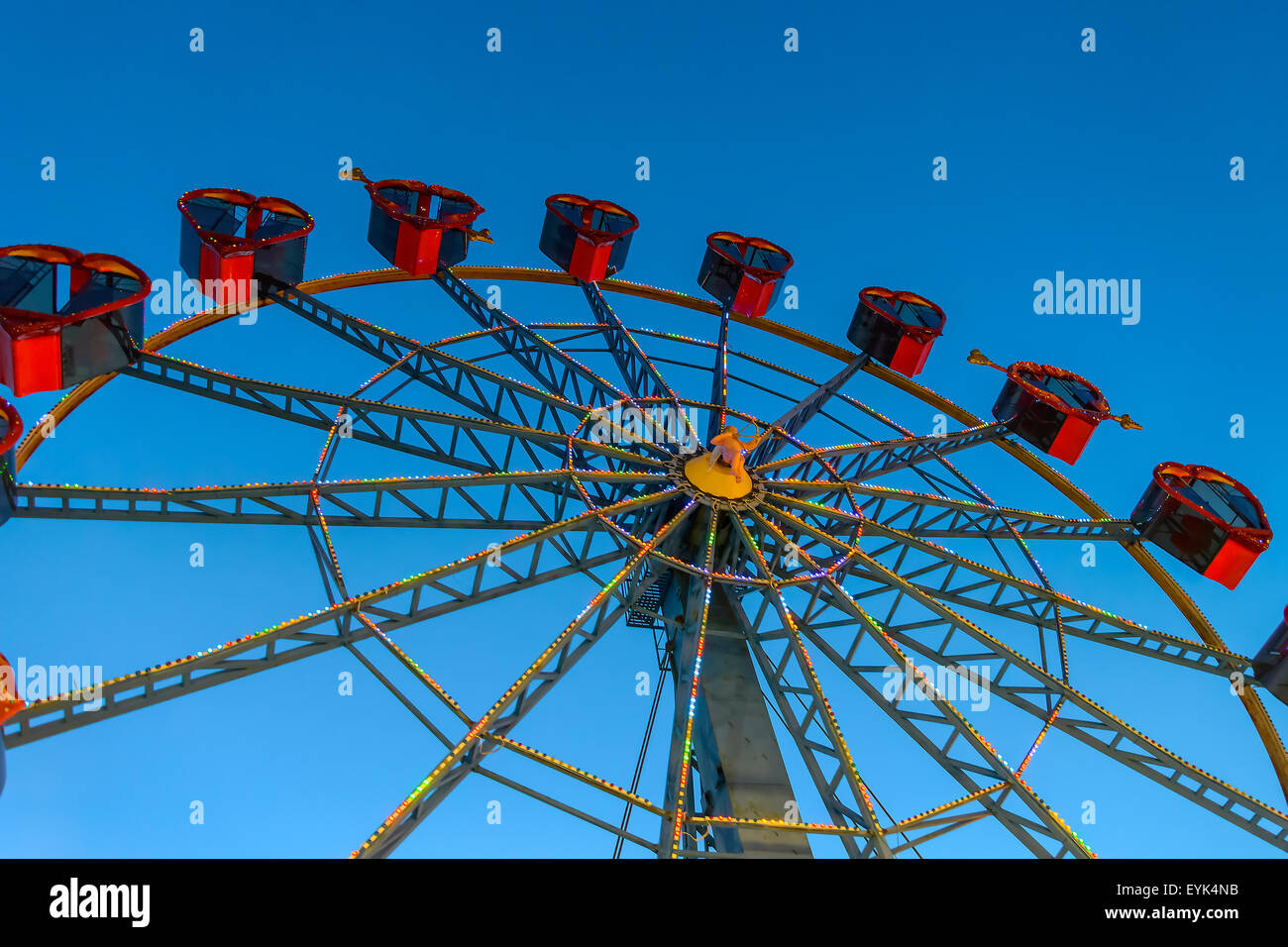 Das Riesenrad ist gegen den blauen Himmel fotografiert. Stockfoto