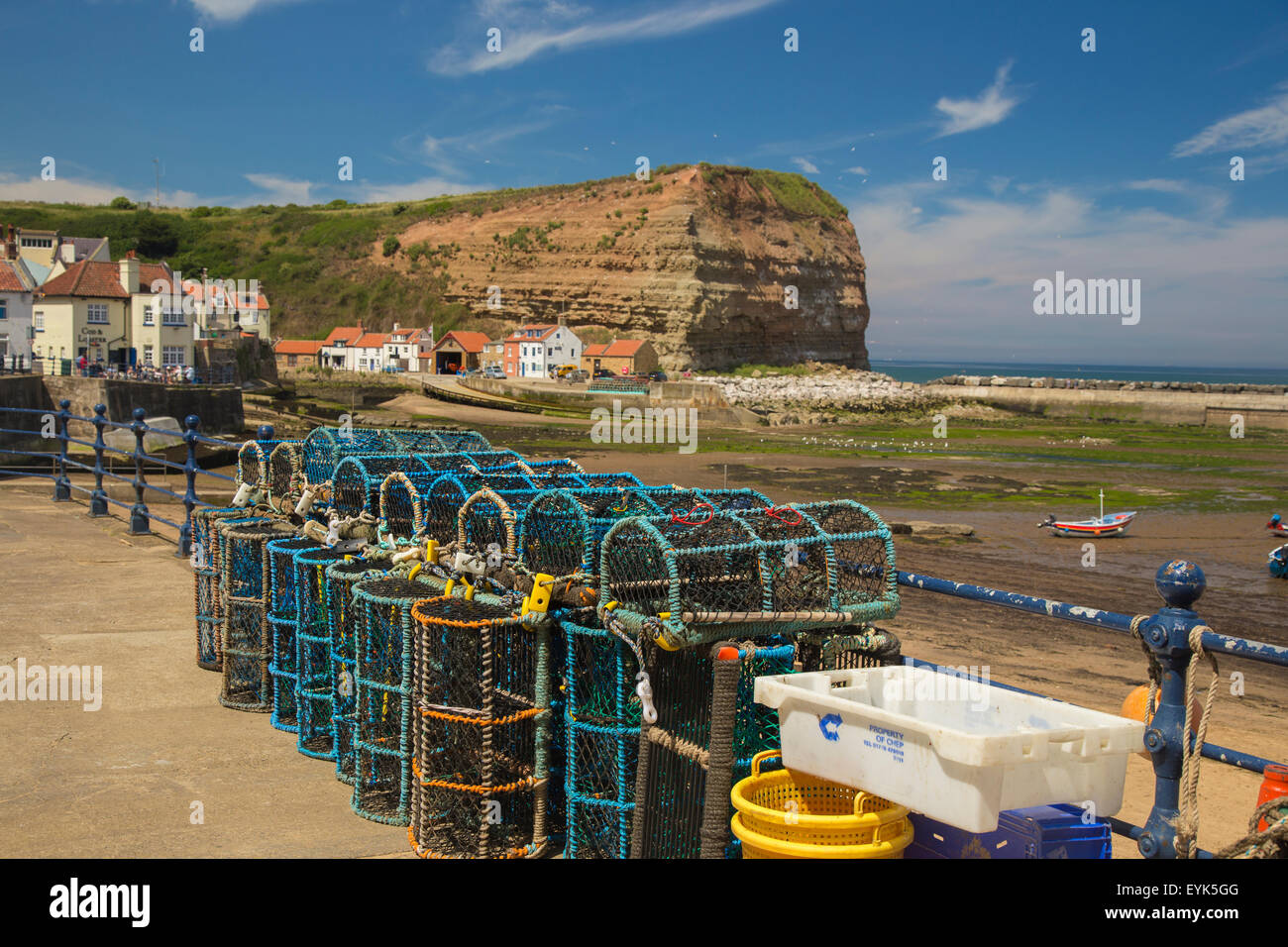 Direkt am Meer mit Hummer Töpfe, Staithes in der Nähe von Whitby, Yorkshire, England Stockfoto
