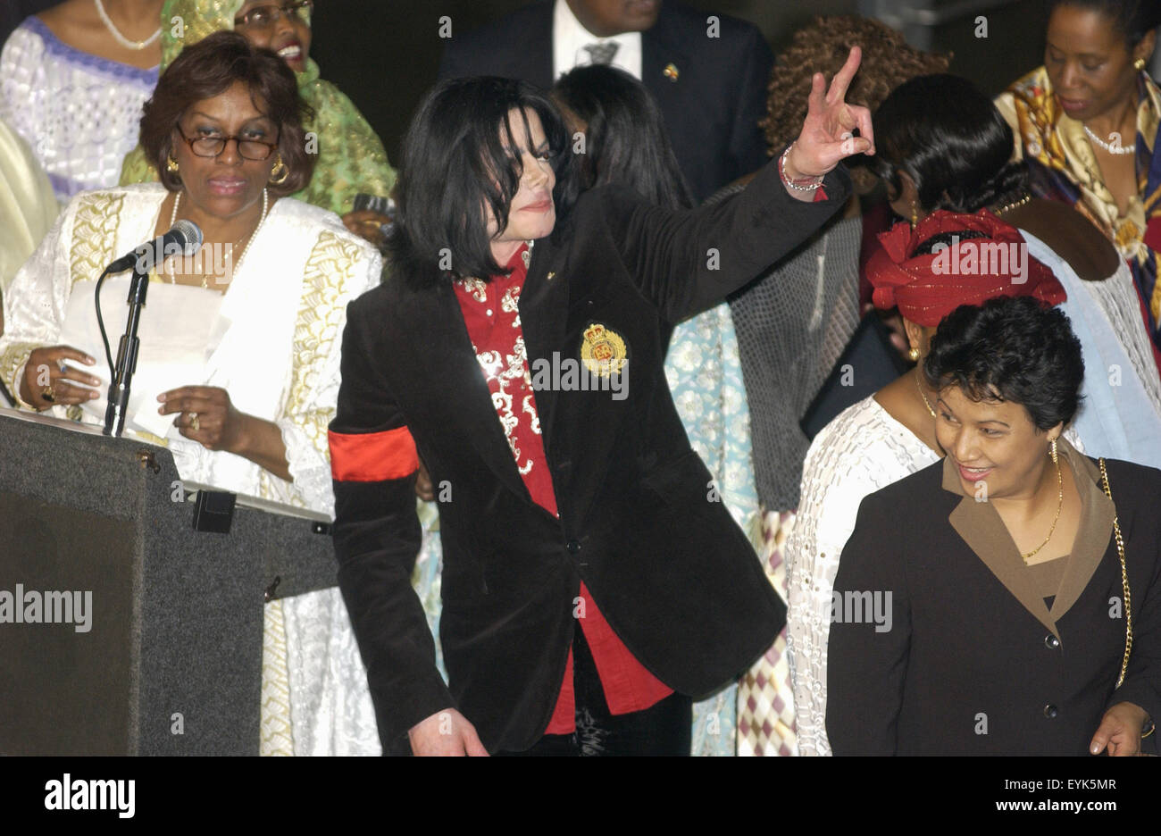 Pop-Star Michael Jackson besucht eine Veranstaltung bei der äthiopischen Botschaft bevor Humanitarian Award von der afrikanischen BotschafterInnen Ehegatten Association in Washington, D.C. zu erhalten. Stockfoto