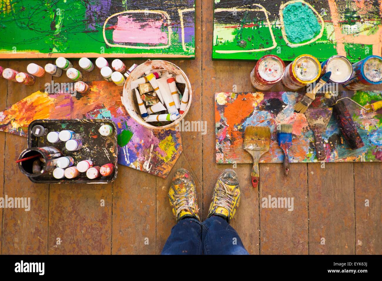 Künstler-Selfie Füße Farben und abstrakte Malerei im studio Stockfoto