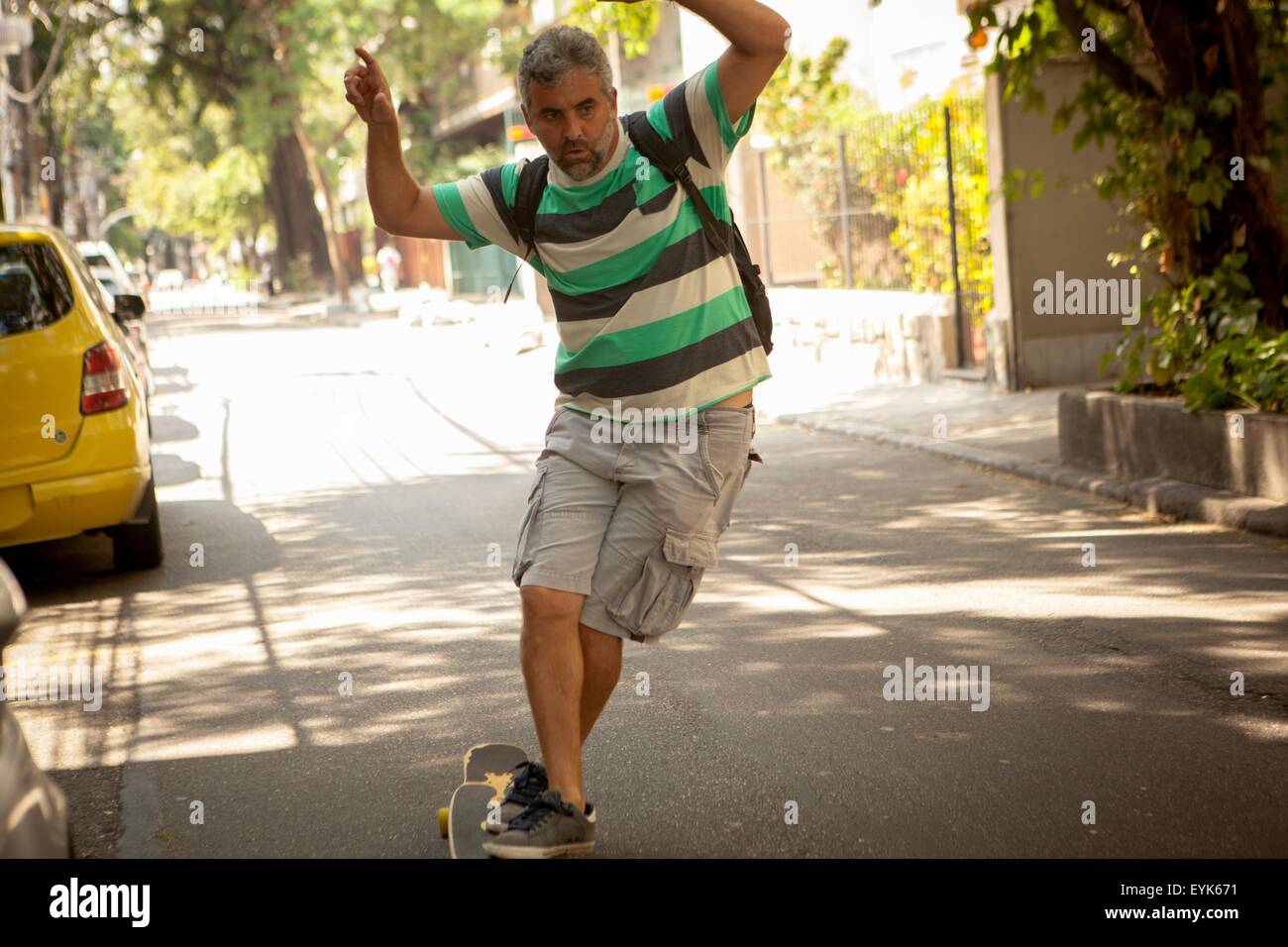 Reifer Mann Skateboarden auf Straße, Rio De Janeiro, Brasilien Stockfoto