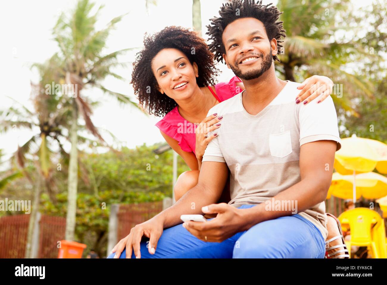 Romantisch zu zweit sitzen, Strand von Ipanema, Rio De Janeiro, Brasilien Stockfoto