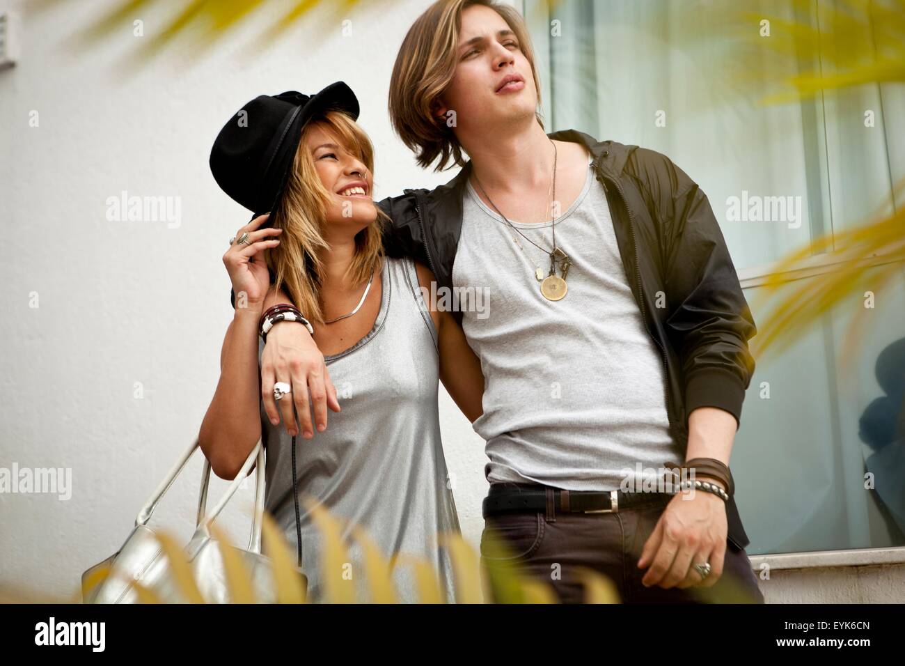 Junges Paar auf Hotel Schritte, Rio De Janeiro, Brasilien Stockfoto