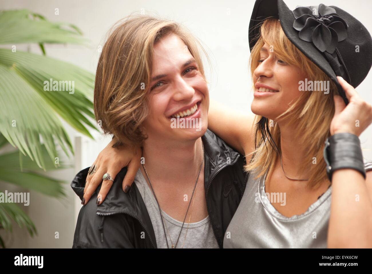 Junges Paar vor dem Hotel, Rio De Janeiro, Brasilien Stockfoto