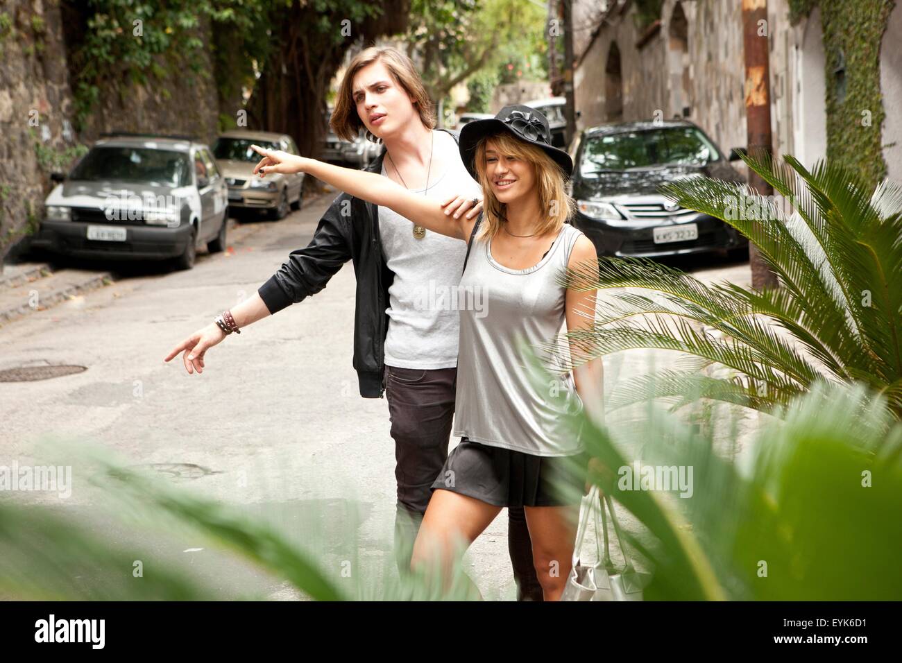 Junges Paar ein Taxi auf der Straße, Rio De Janeiro, Brasilien Stockfoto