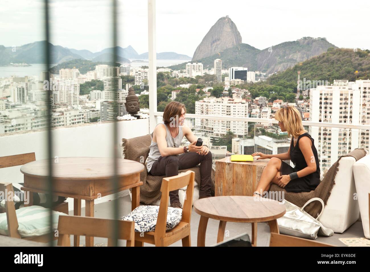 Junges Paar im Chat auf Dachterrasse, Rio De Janeiro, Brasilien Stockfoto