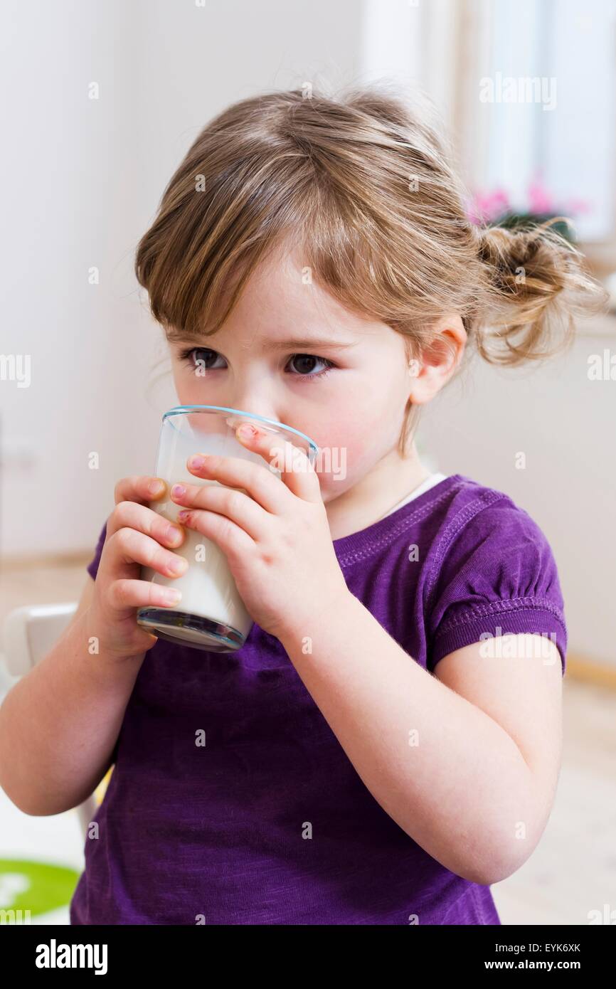 Mädchen trinken Glas Milch Stockfoto