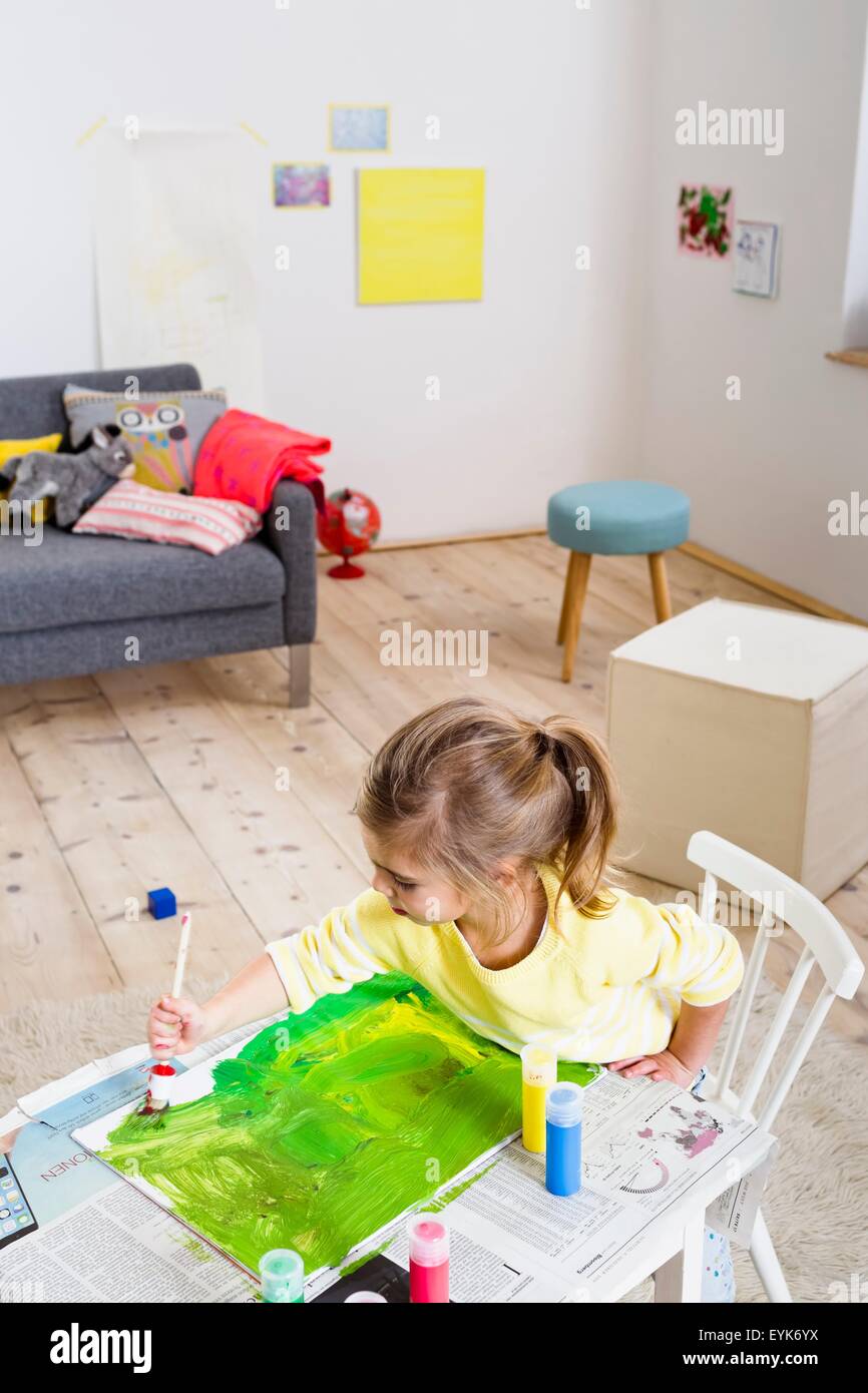 Mädchen malen auf Papier zu Hause Stockfoto