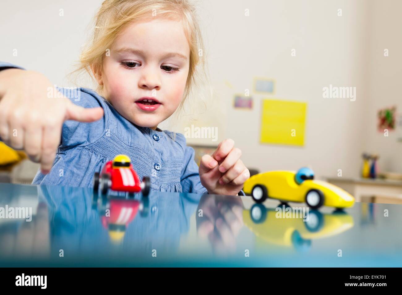 Mädchen spielen mit Spielzeug-Autos zu Hause Stockfoto