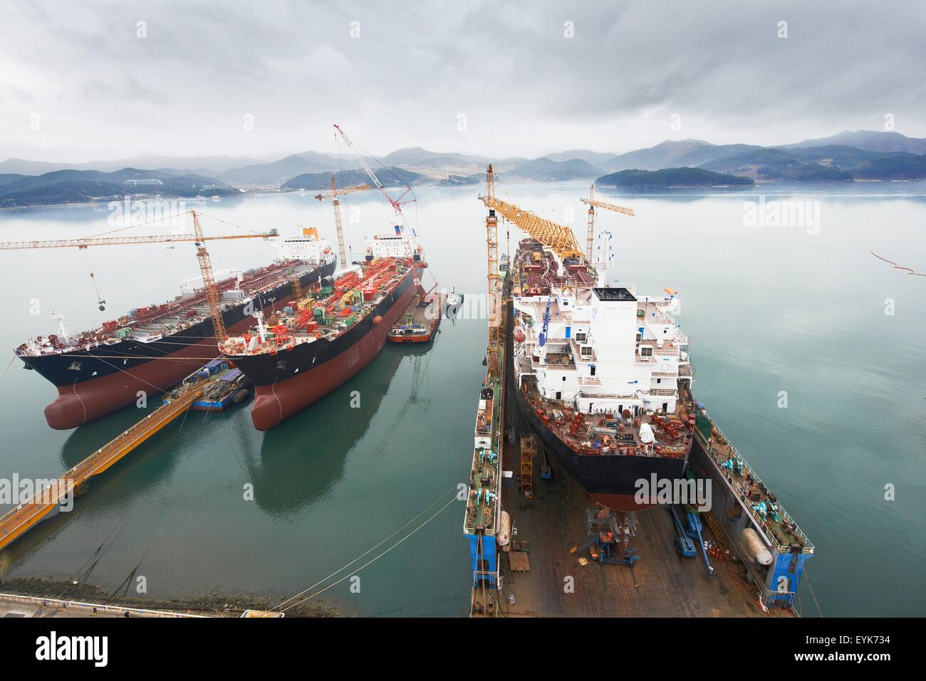 Schiffe im Hafen von erhöhten Blick GoSeong-Gun, Südkorea Stockfoto
