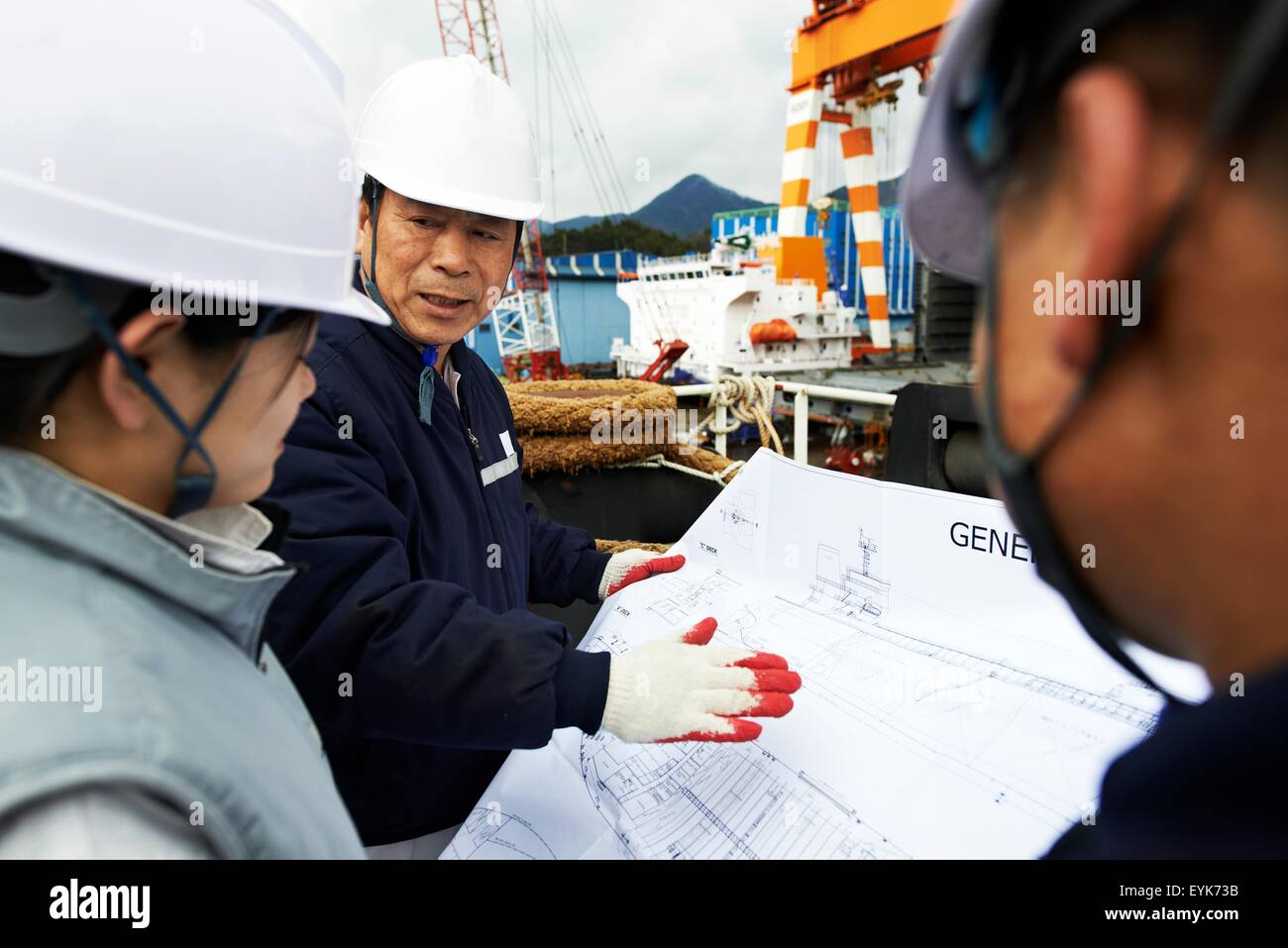 Arbeitnehmer, die betrachten Pläne Werft, GoSeong-Gun, Südkorea Stockfoto