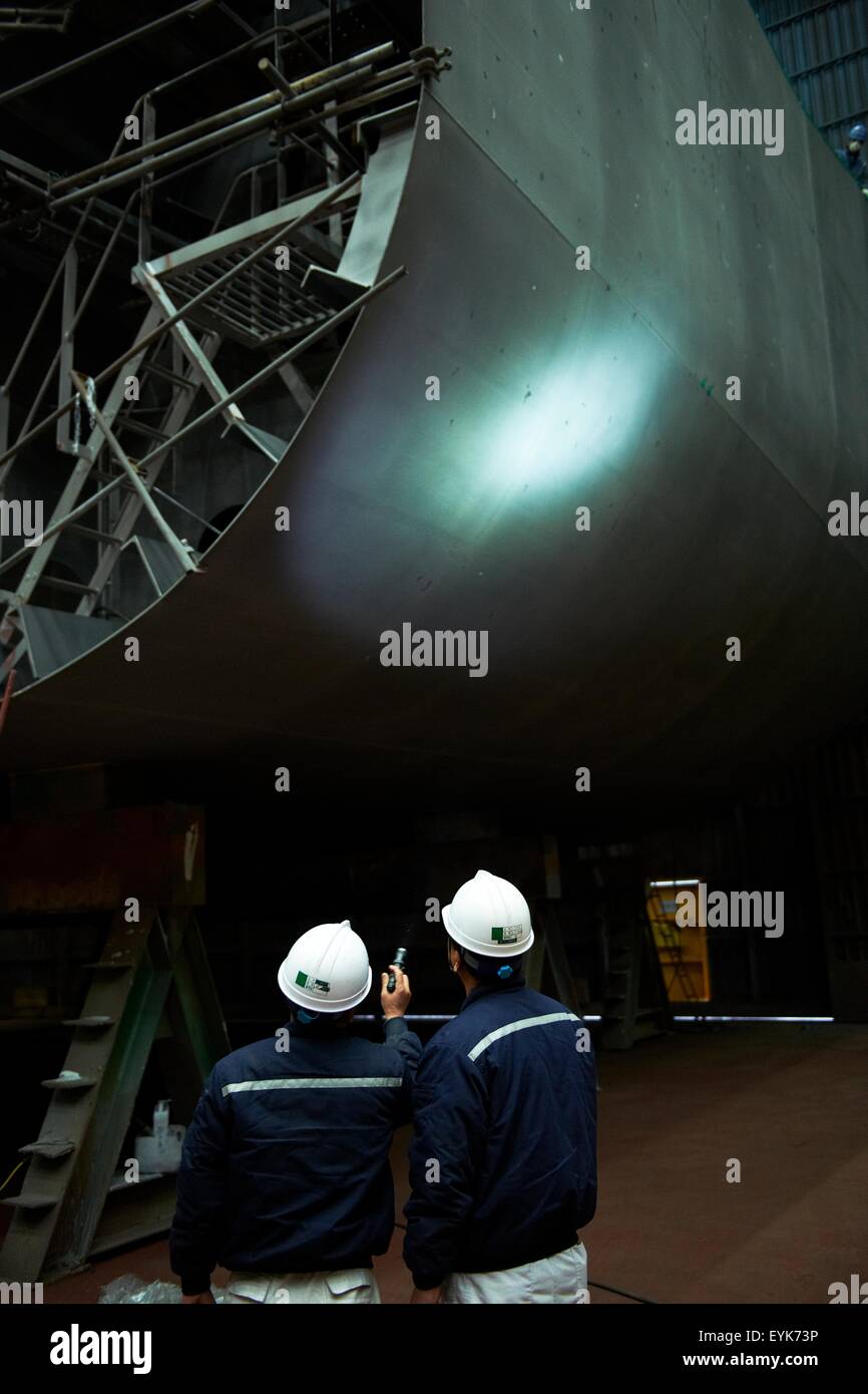 Detail des Schiffes in der Werft, mit Arbeitnehmern, die auf der Suche, GoSeong-Gun, Südkorea Stockfoto