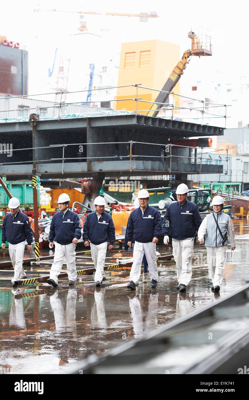 Arbeiter zu Fuß über die Werft, GoSeong-Gun, Südkorea Stockfoto