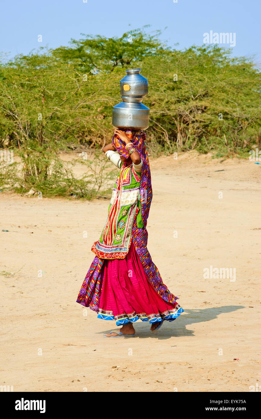 Hodka, Kutch, Gujarat, Indien Dorf, Harijan Volksgruppe, Frauen am Brunnen Stockfoto