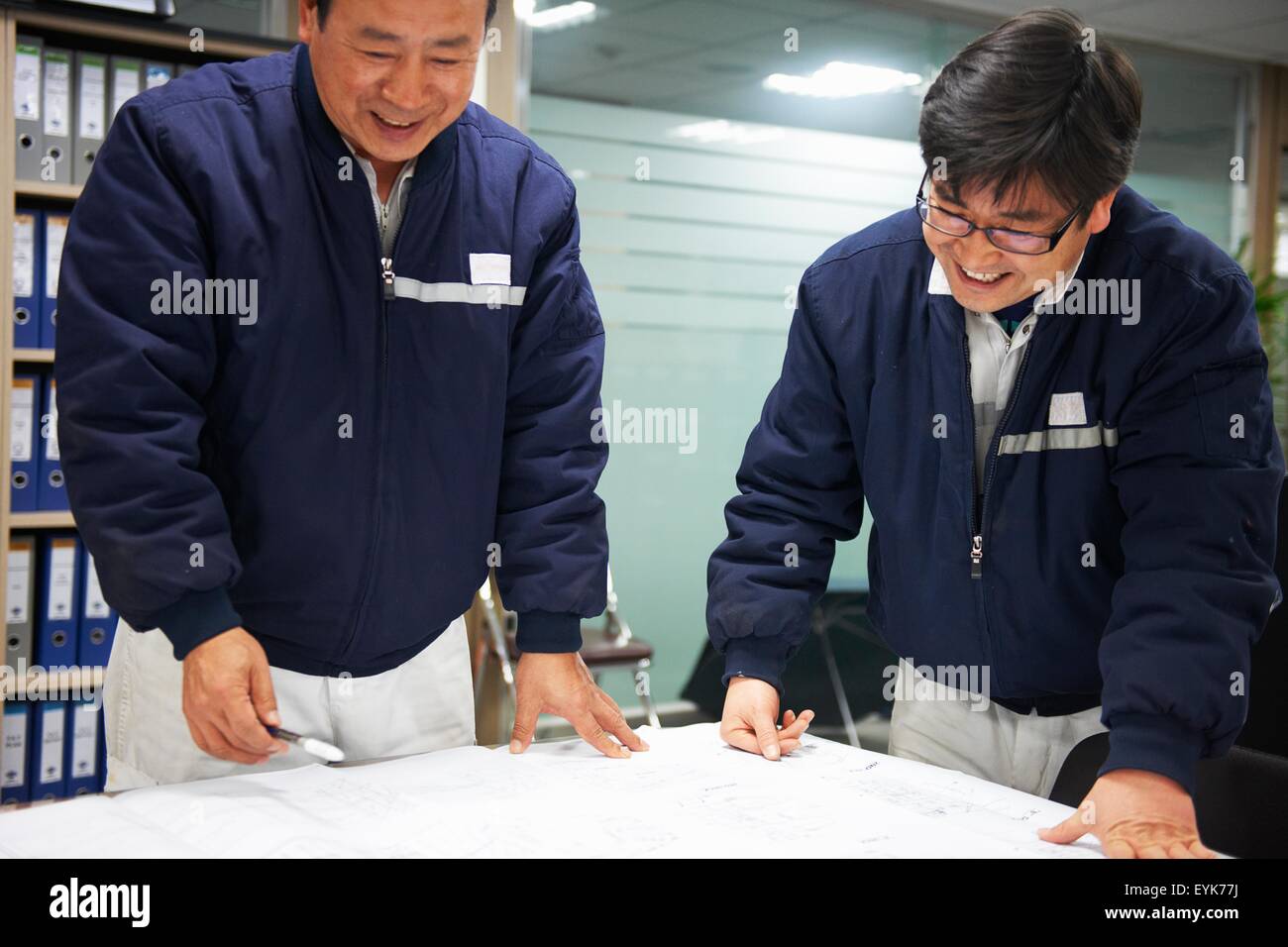 Arbeitnehmer, die betrachten Schiff Pläne, GoSeong-Gun, Südkorea Stockfoto