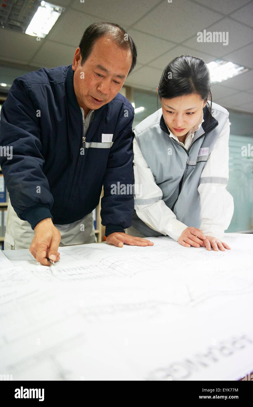 Arbeitnehmer, die betrachten Pläne des Schiffes, GoSeong-Gun, Südkorea Stockfoto