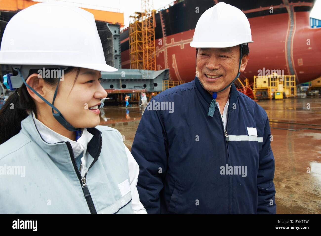 Arbeitnehmer, die Diskussion auf Werft, GoSeong-Gun, Südkorea Stockfoto