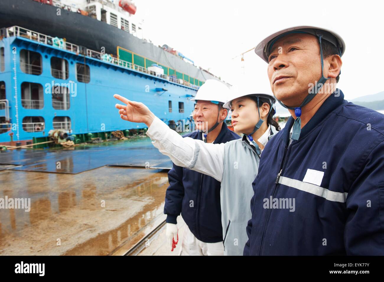 Arbeitnehmern mit Handaufheben Werft, GoSeong-Gun, Südkorea Stockfoto