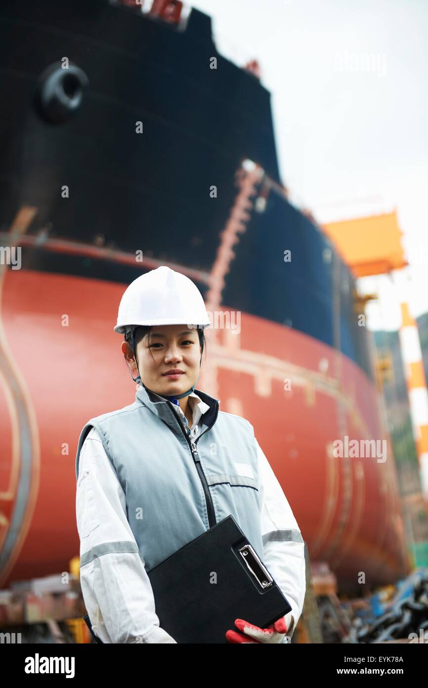 Porträt der Arbeitnehmerin auf Werft, GoSeong-Gun, Südkorea Stockfoto