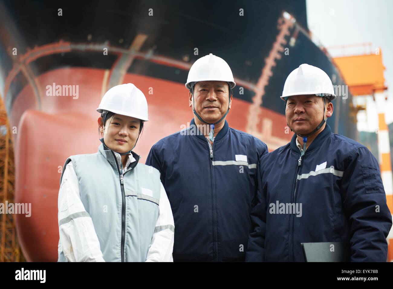 Porträt der Arbeitnehmer bei der Werft, GoSeong-Gun, Südkorea Stockfoto