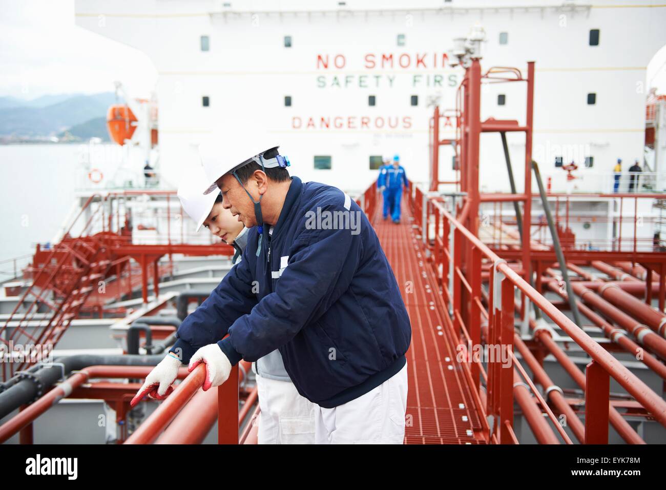 Zwei Arbeiter mit Diskussion im Verschiffungshafen, GoSeong-Gun, Südkorea Stockfoto