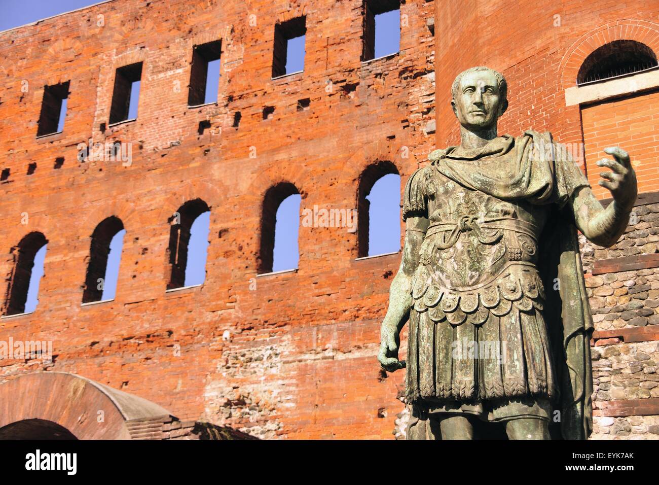 Antike römische Bronze-Statue des Kaisers Augustus, Porte Palatine City Gate, Turin, Piemont, Italien Stockfoto