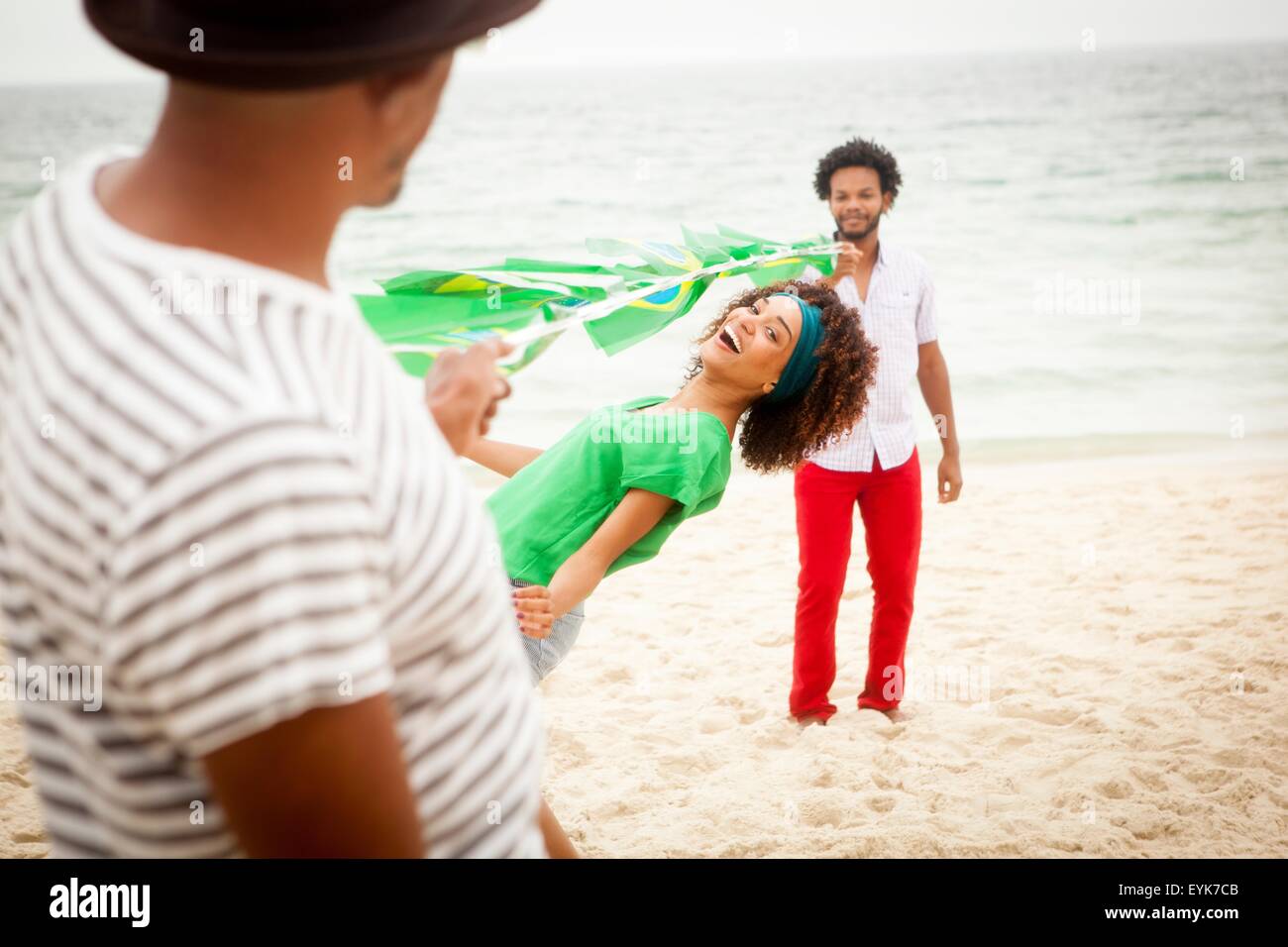 Menschen Limbo Tanz am Strand, Rio De Janeiro, Brasilien Stockfoto