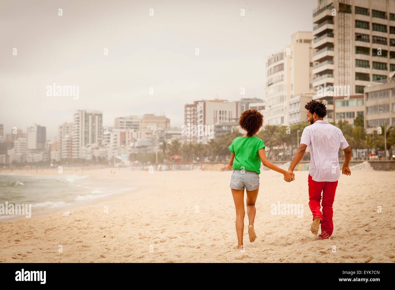 Paar genießt Strand, Rio De Janeiro, Brasilien Stockfoto