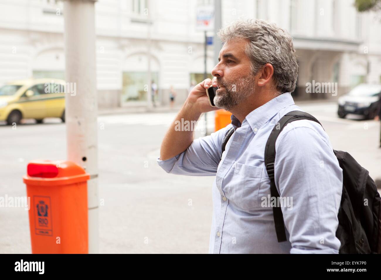 Mann sprechen auf Handy in Straße, Rio De Janeiro, Brasilien Stockfoto