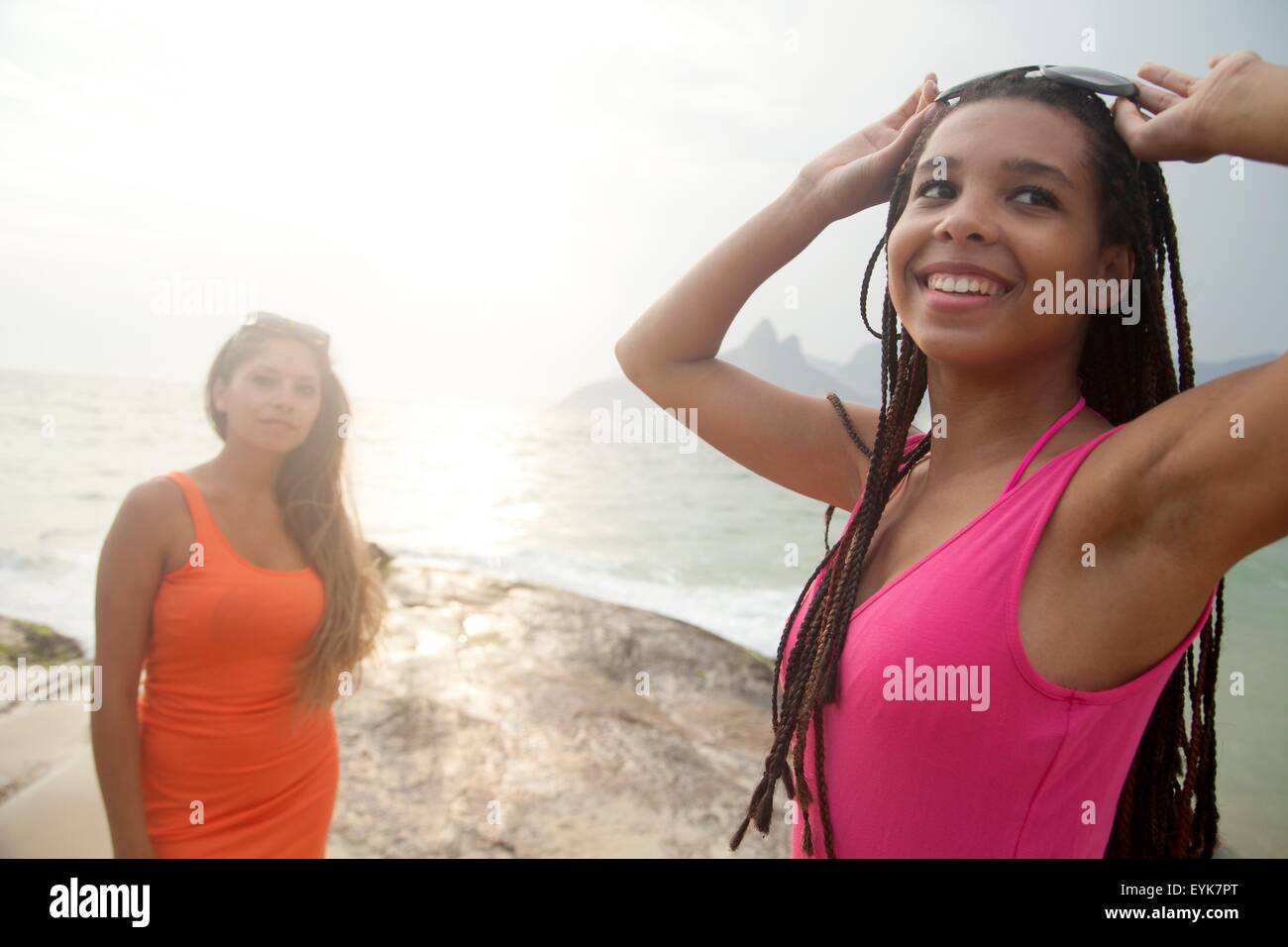 Zwei junge Frauen, Strand von Ipanema, Rio De Janeiro, Brasilien Stockfoto