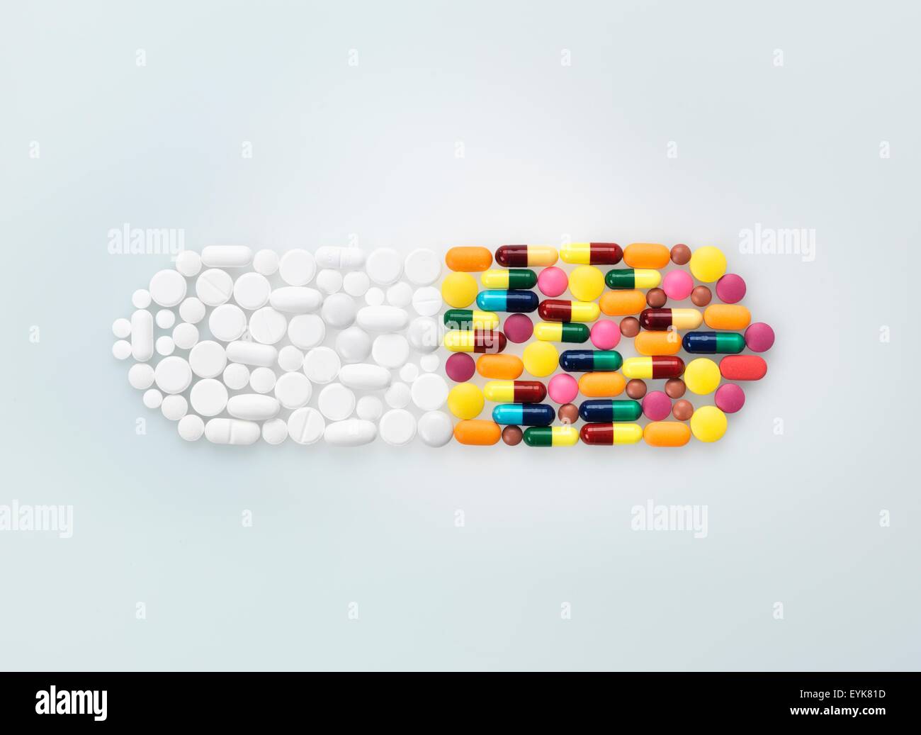 Verschiedene medizinische Pillen und Tabletten in Form der Droge Kapsel Stockfoto