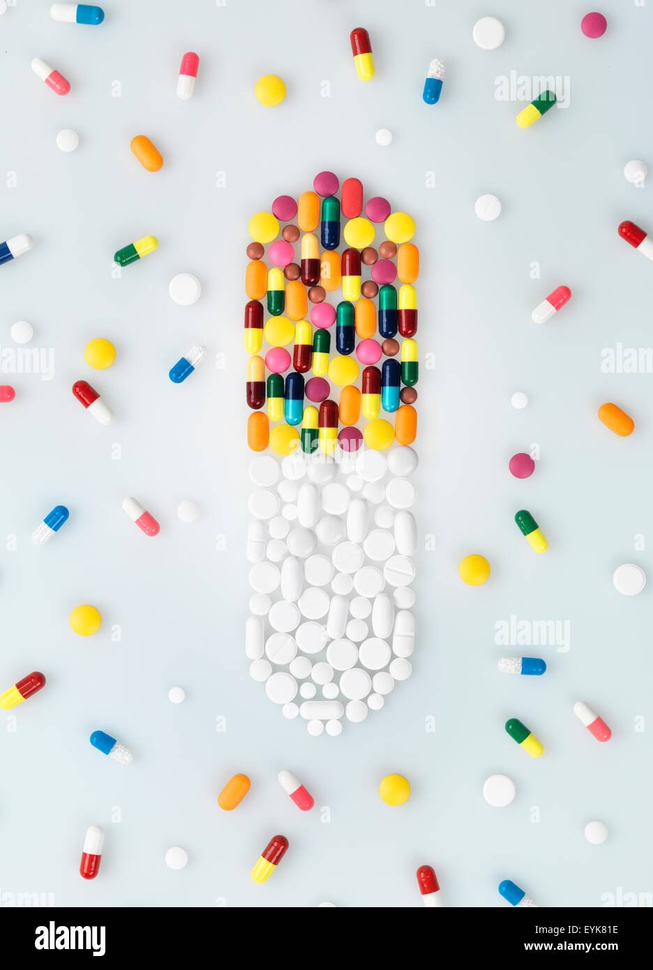 Medizinische Pillen und Tabletten in Form der Droge Kapsel und verstreut Stockfoto
