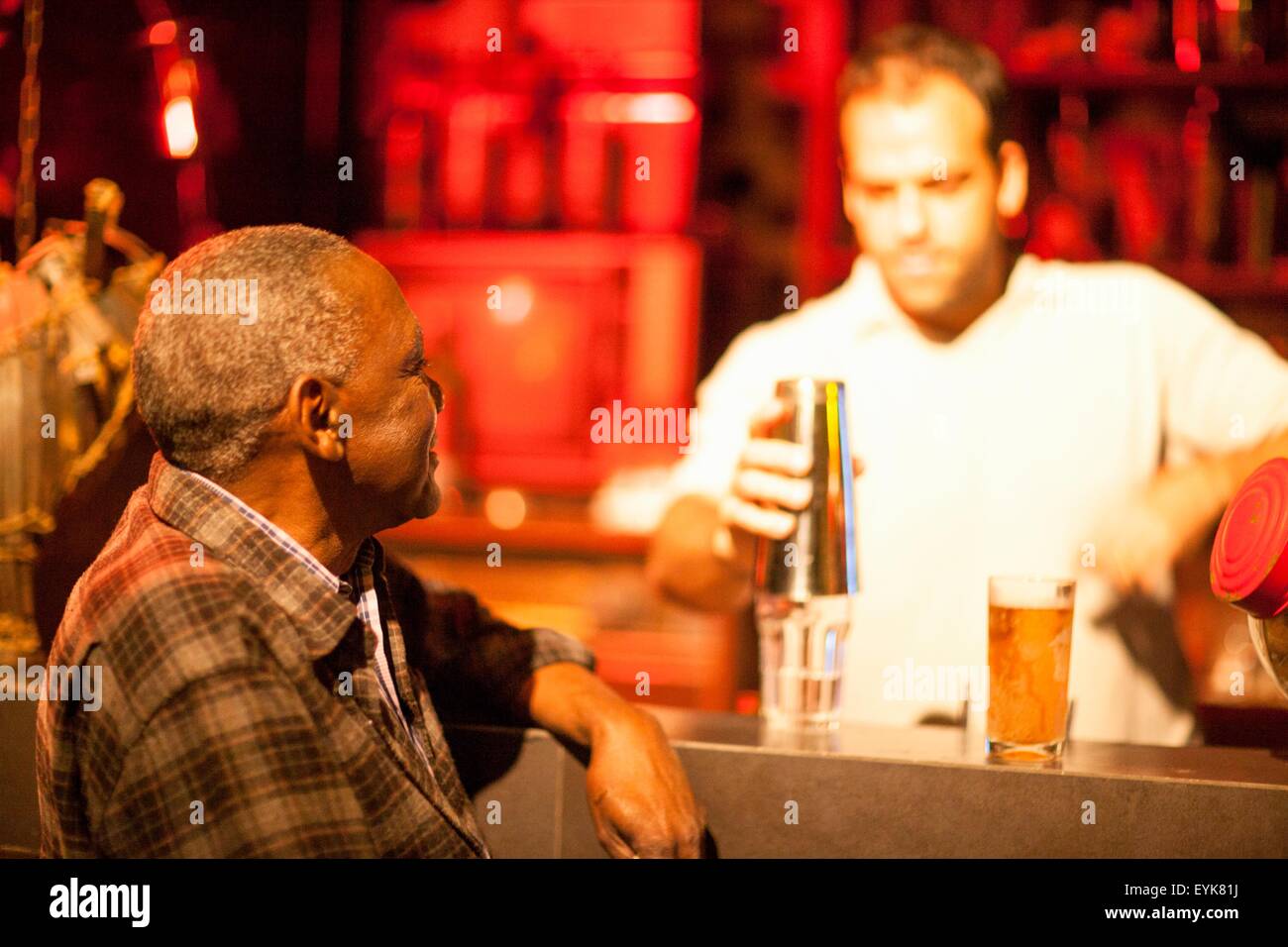Ältere Mann im Gespräch mit Barkeeper cocktail bar, Rio De Janeiro, Brasilien Stockfoto