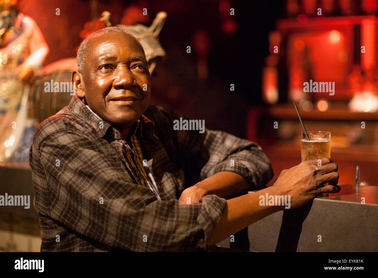Senioren männlich saß allein an cocktail-Bar, Rio De Janeiro, Brasilien Stockfoto