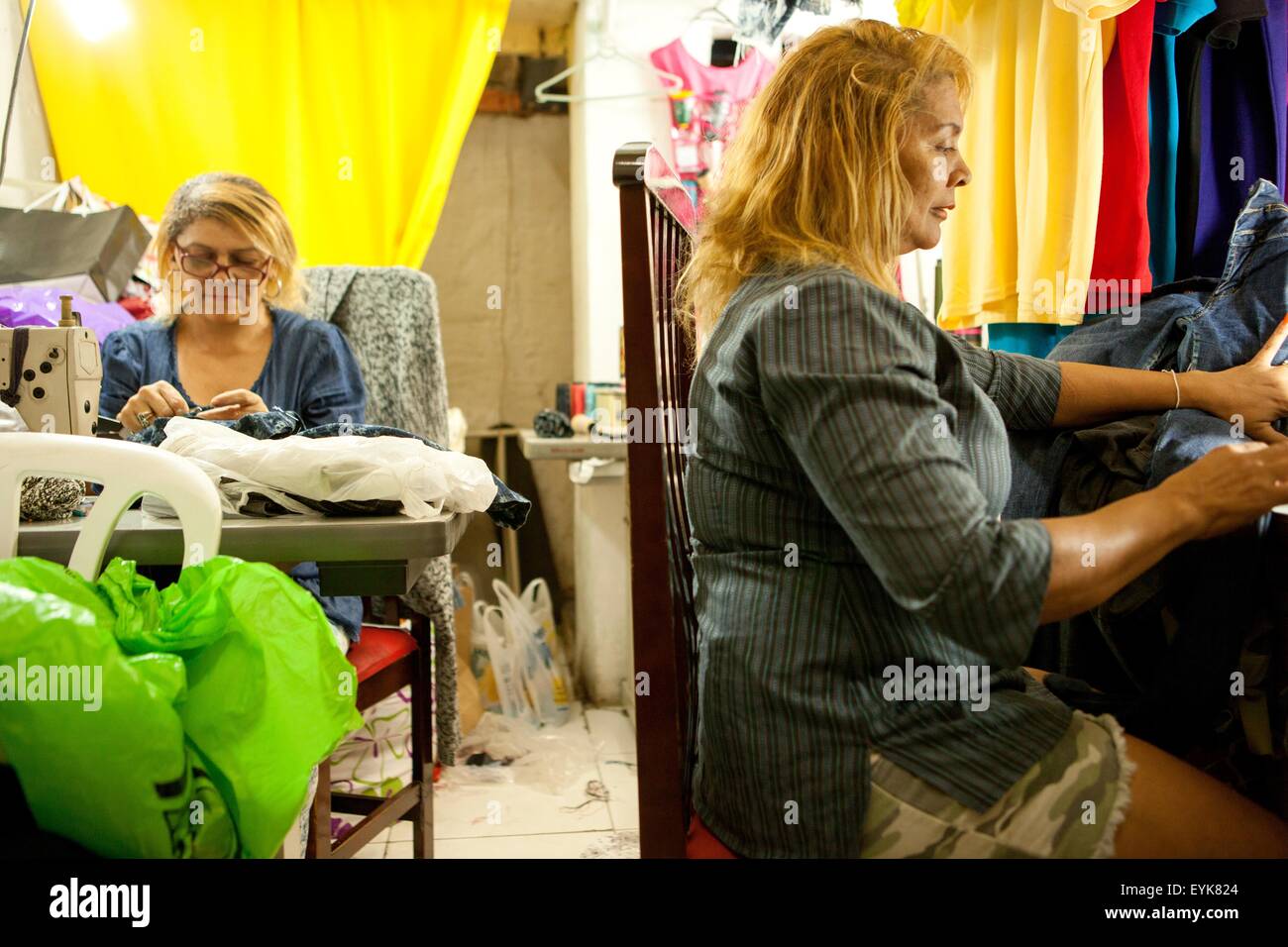 Zwei Näherinnen arbeiten bei Nähmaschinen in Werkstatt Stockfoto