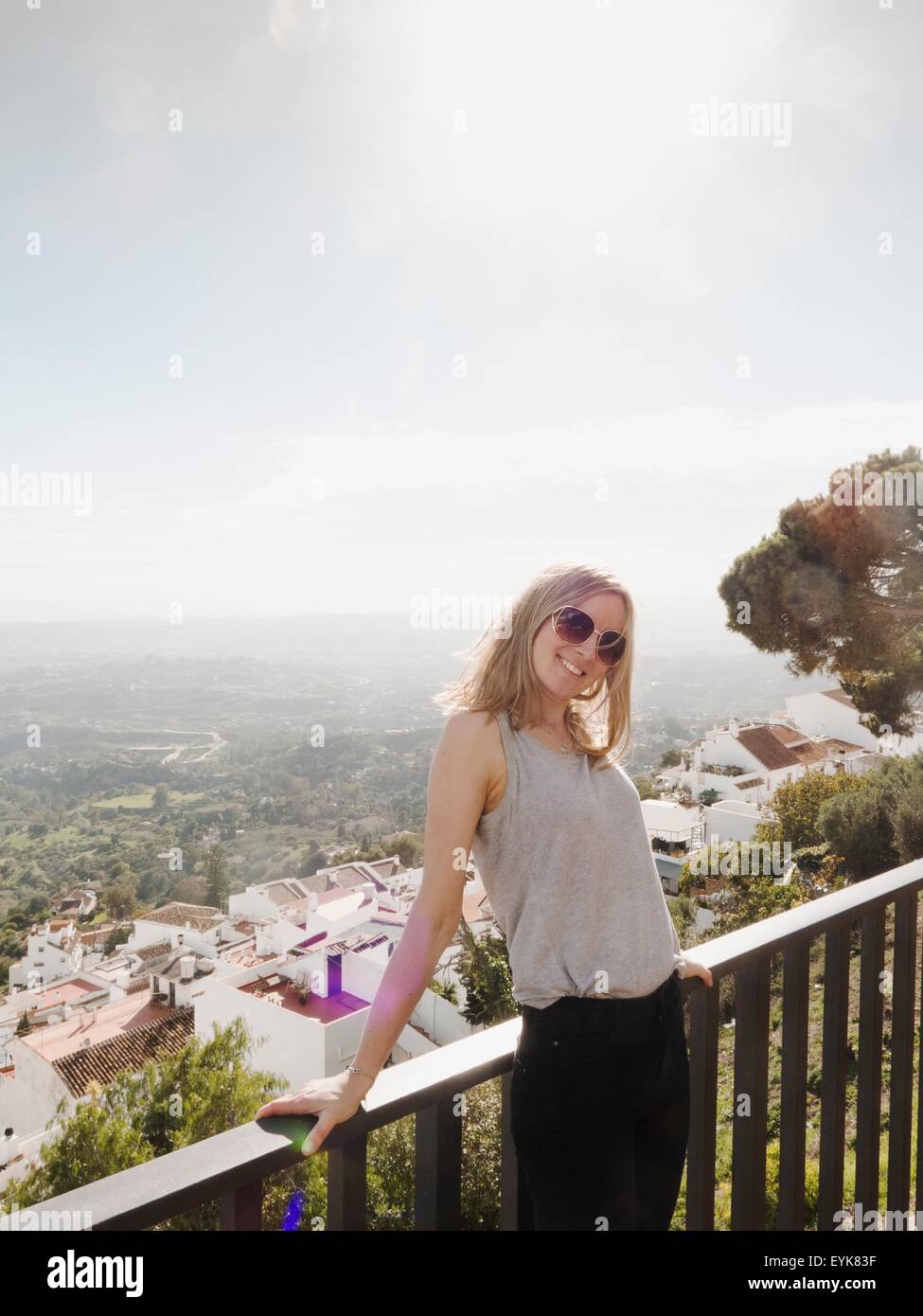 Porträt von Mitte Erwachsene Frau auf Balkon, Mijas, Andalusien, Spanien Stockfoto