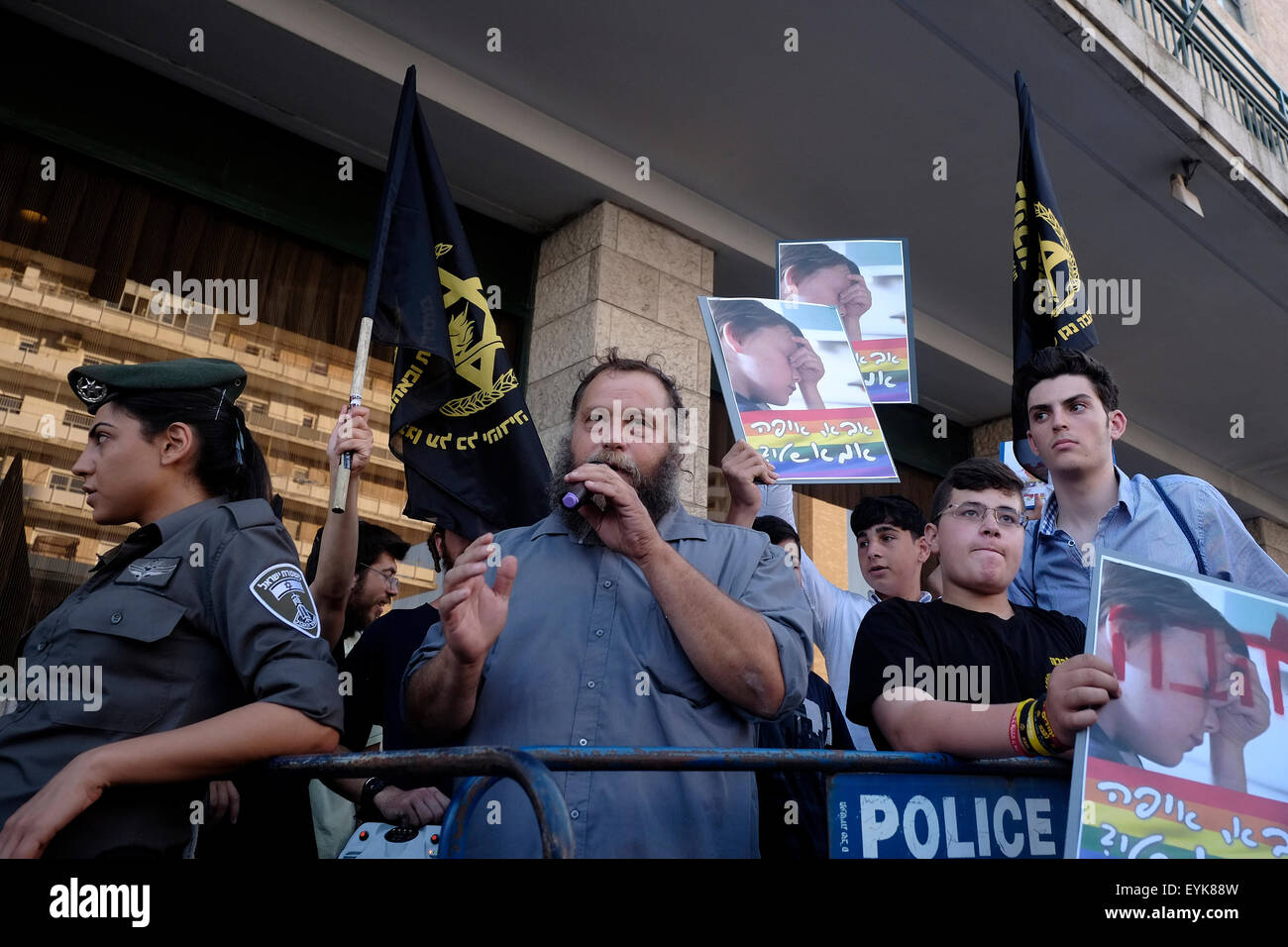 Benzi Gopstein, Leiter der Lehava-Gruppe, die für ihre schwulenfeindlichen und arabischen Ansichten berüchtigt ist, und andere Aktivisten, die am 30. Juli 2015 in Jerusalem an der Gegendemonstration zur Gay Pride Parade teilnehmen.die Jerusalemparade ist ein kontroverses Ereignis, das auf ihrem Weg oft mit Gegendemonstrationen und gelegentlich mit Gewalt zusammentrifft. Die Führer der Haredi-Gemeinschaft und anderer religiöser Gruppen fordern jedes Jahr ihre Annullierung. Stockfoto