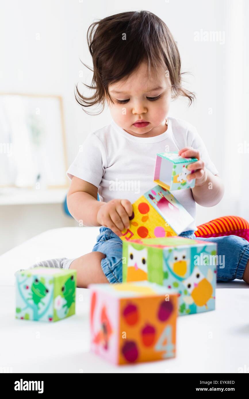 Baby Junge spielt mit Spielzeug Ziegel Erdgeschoss Stockfoto