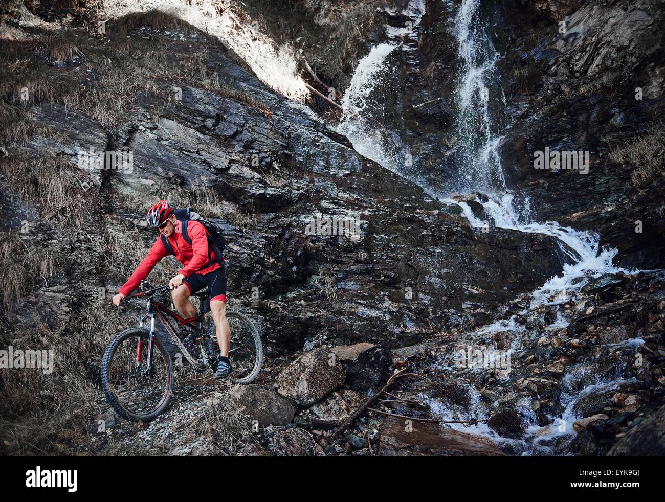 Mountainbiker Radfahren über Felsen Stockfoto