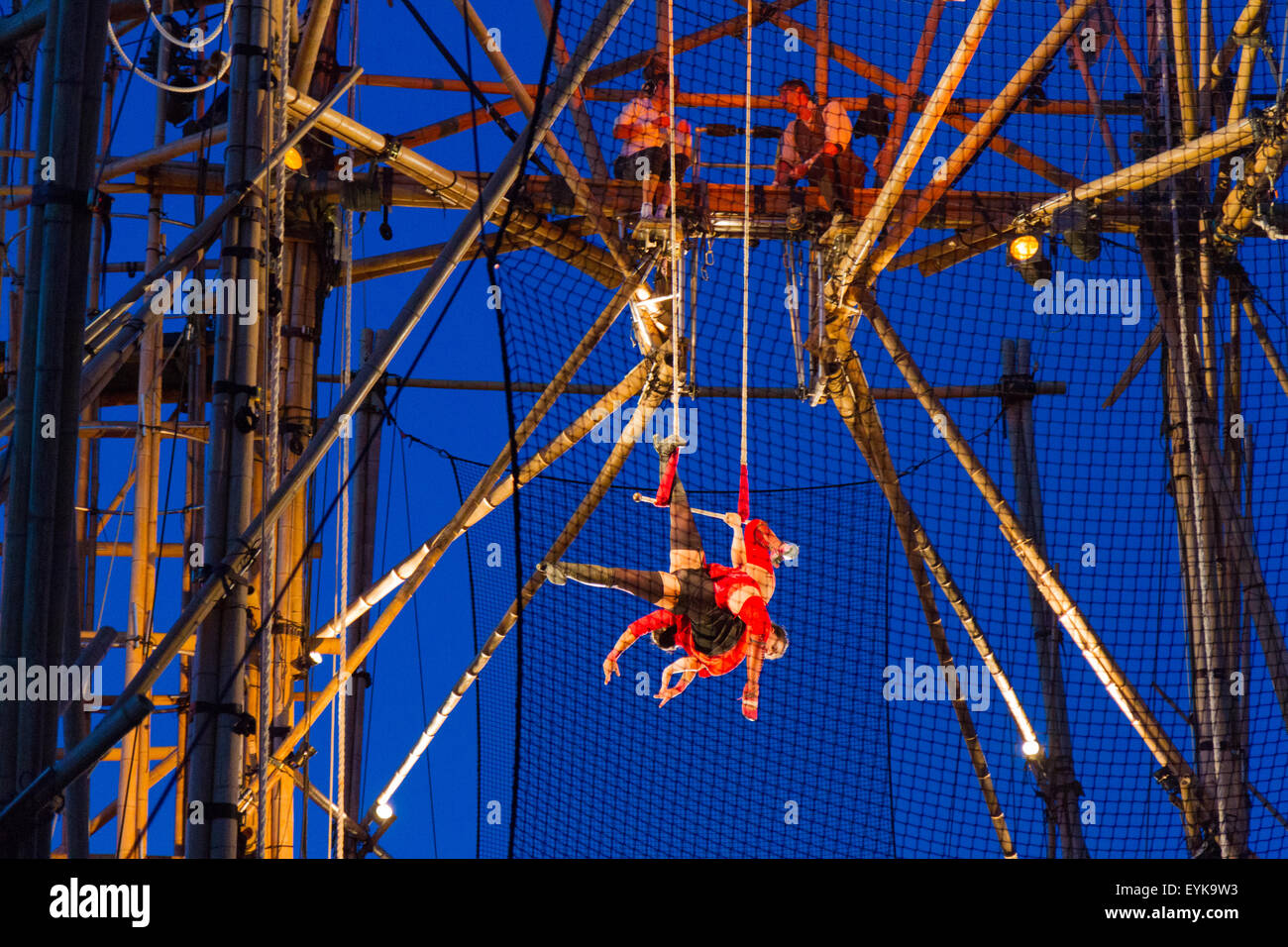 Stockton, UK, Donnerstag, 30. Juli 2015. Französische Zirkusunternehmen CirkVOST führen BoO, eine Open-Air-Antenne Trapez-Show auf einem 15 Meter hohen 368 montierten Bambusstangen. Bildnachweis: Andrew Nicholson/Alamy Live-Nachrichten Stockfoto