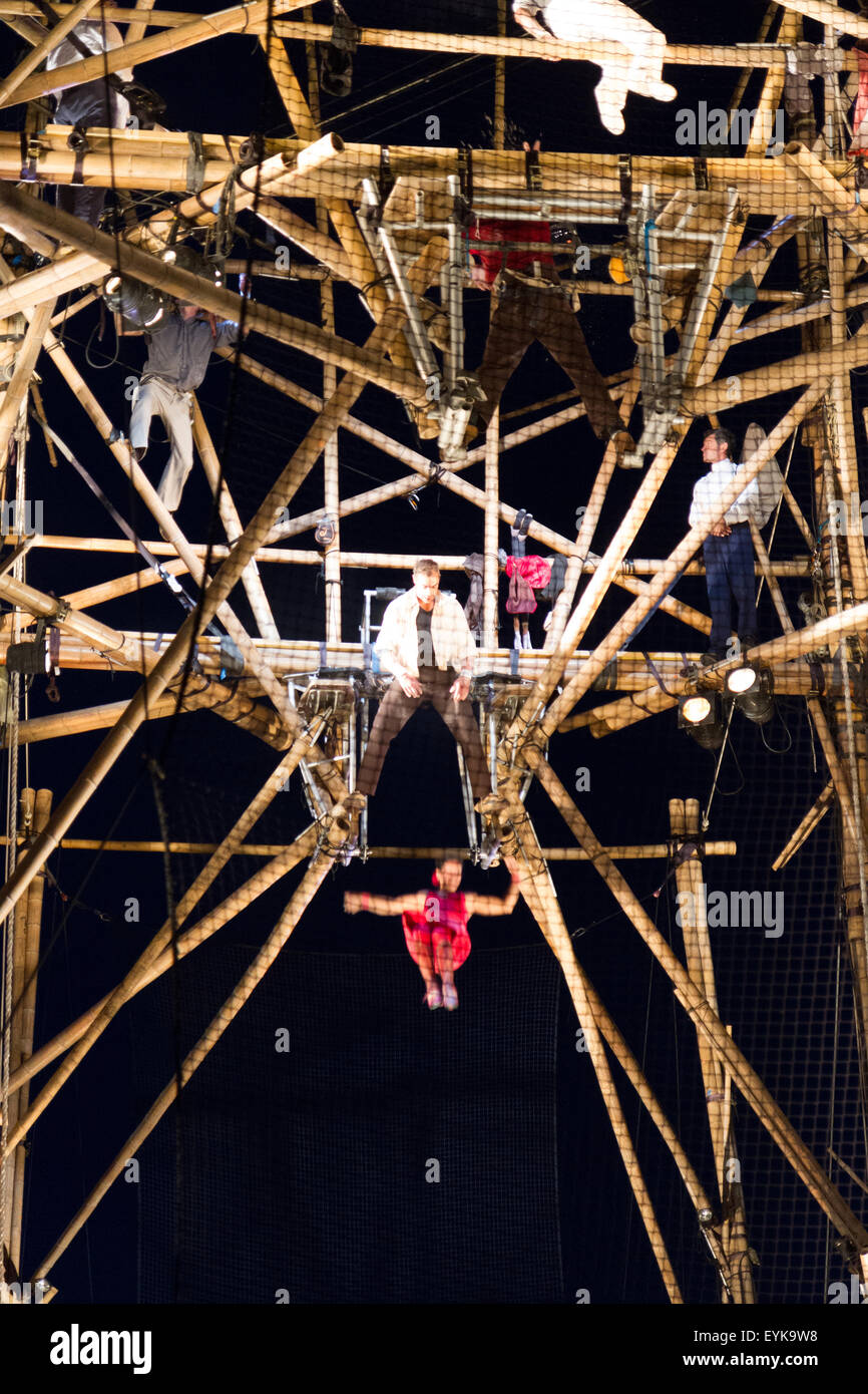 Stockton, UK, Donnerstag, 30. Juli 2015. Französische Zirkusunternehmen CirkVOST führen BoO, eine Open-Air-Antenne Trapez-Show auf einem 15 Meter hohen 368 montierten Bambusstangen. Bildnachweis: Andrew Nicholson/Alamy Live-Nachrichten Stockfoto