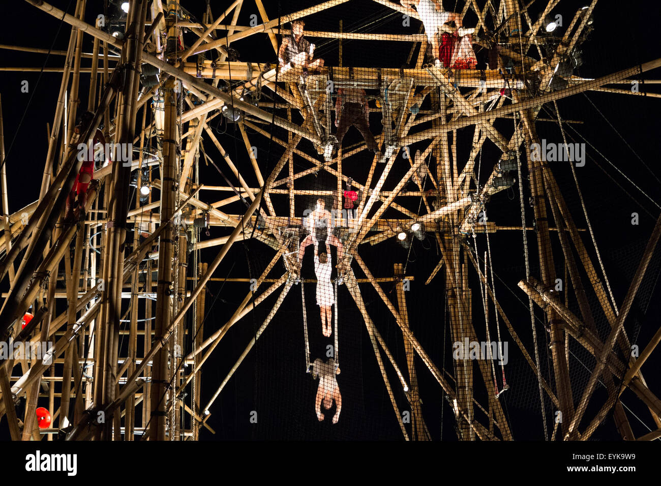 Stockton, UK, Donnerstag, 30. Juli 2015. Französische Zirkusunternehmen CirkVOST führen BoO, eine Open-Air-Antenne Trapez-Show auf einem 15 Meter hohen 368 montierten Bambusstangen. Bildnachweis: Andrew Nicholson/Alamy Live-Nachrichten Stockfoto