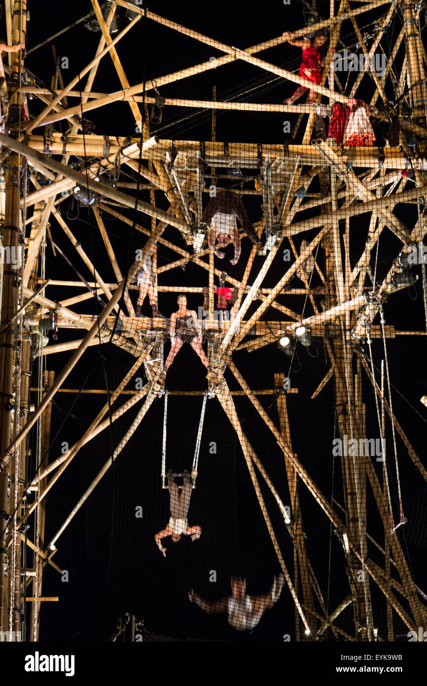 Stockton, UK, Donnerstag, 30. Juli 2015. Französische Zirkusunternehmen CirkVOST führen BoO, eine Open-Air-Antenne Trapez-Show auf einem 15 Meter hohen 368 montierten Bambusstangen. Bildnachweis: Andrew Nicholson/Alamy Live-Nachrichten Stockfoto